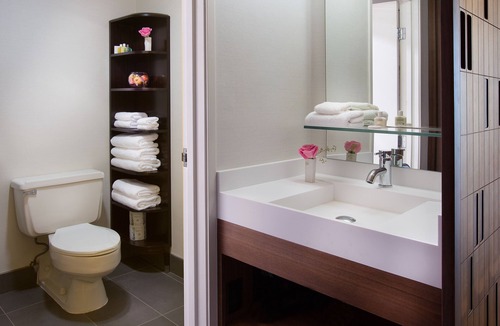 Wilburton Hotel | Ultimate Bellevue Experience! 2 Double Beds Rooms, Outdoor Seasonal Pool
