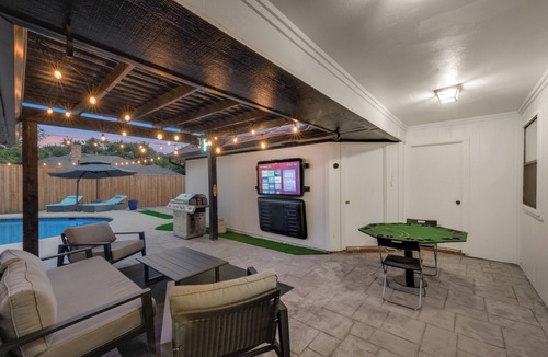 Southwest Carrollton House | Ultimate Comfort & Modern Elegance in our Renovated Pool House with Hot Tub