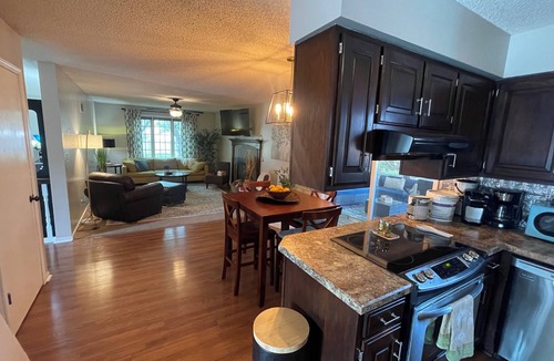 Lincoln House | Ultimate Family Retreat Pool Hot Tub Arcade Theatre Room Firepit