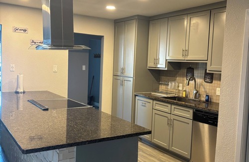 South Arlington House | Ultimate Game Day Stay, 3BR House +Pool Near AT&T Stadium but far from the noise