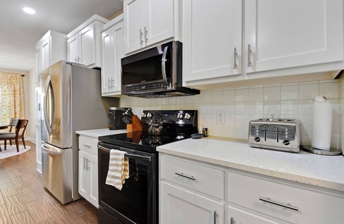 I-435 West KC-KS House | -Ultimate KC BNB-21 Guests-30 night min-Heated POOL-GoldenTee-Poker-KS Speedway-