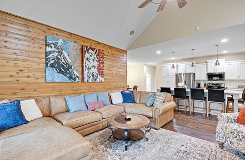 I-435 West KC-KS House | -Ultimate KC BNB-21 Guests-30 night min-Heated POOL-GoldenTee-Poker-KS Speedway-