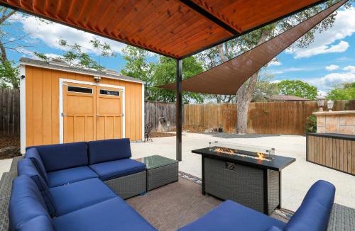 Wetmore House | Ultimate Retreat Game Room Fire Pit BBQ Office