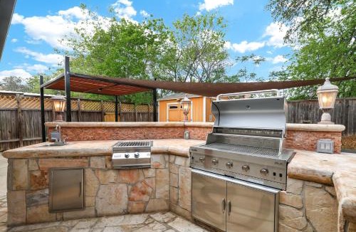 Wetmore House | Ultimate Retreat Game Room Fire Pit BBQ Office