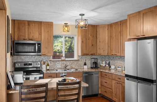 Bailey Cabin | UNBEATABLE VIEWS + Hot Tub + Fully Stocked + Pet Friendly!