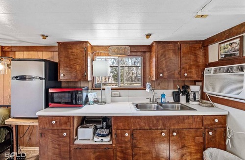 Uncertain House | Unforgettable Experience: Enjoy a maritime adventure unlike any other. Unwind in a cozy little ship with upper and lower decks with private dock access