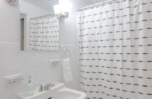 Des Moines House | Unique 1 Bedroom Home With Large Backyard