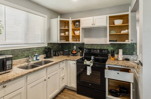 Riverside Apartment | Unique 2-bedroom apt in calm Riverside enroute between airport and Kansas City