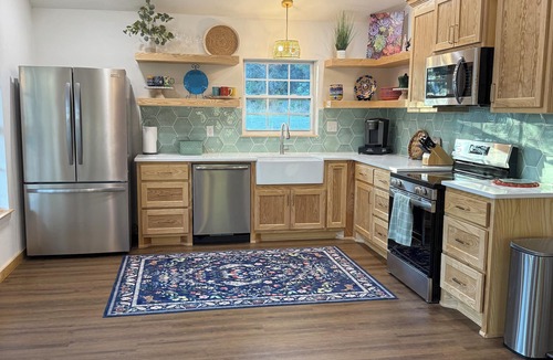 Glen Rose Cabin | Unique, fun, country cabin- 2 miles from downtown!