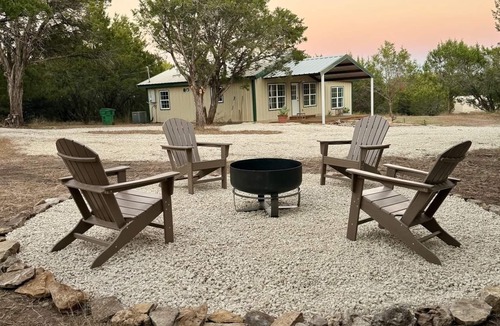 Glen Rose Cabin | Unique, fun, country cabin- 2 miles from downtown!