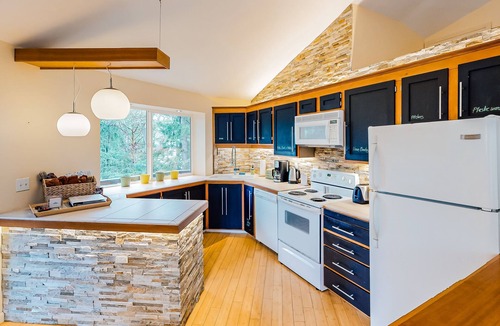 Rosario House | Unique home in the treetops with 360-degree deck & walkable location