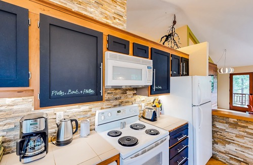 Rosario House | Unique home in the treetops with 360-degree deck & walkable location
