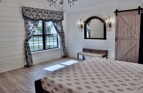 Greenville House | Unique Rustic Log Home an hour from Dallas