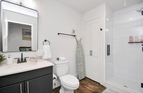 Greater East End Apartment | Unique Sanctuary Historic loft /Downtown Houston