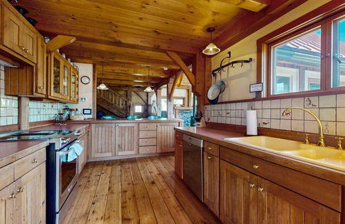 Chelan House | Unique South Shore lakefront retreat w/private hot tub and lake views