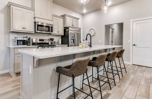 Wheatland House | Unleash Your Family’s Next Adventure: Stunning 4 Bed in Yukon!