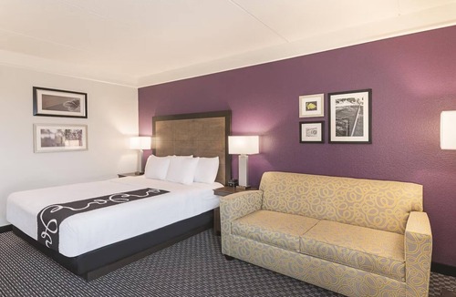 Arlington Hotel | Unleash Your Inner Explorer: Stay Close to Arlington's Best & Brightest!