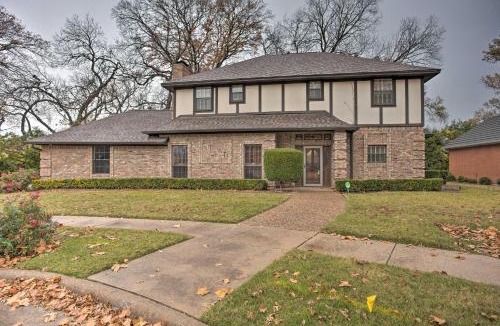 McKinney House | Unwind Fireside & Play Pool! Idyllic McKinney Home
