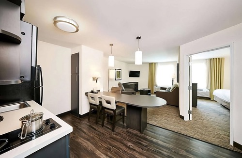 North Arlington Hotel | Unwind & Relax! Close to International Wildlife Park! Onsite Parking, Pool!