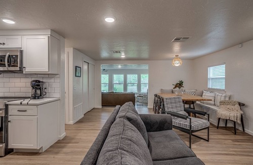 Eufaula House | Unwind with your family at this cozy lakeside home!