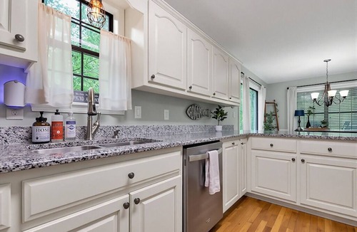 Iuka House | Updated! Cozy Pickwick home overlooking Safe Harbor Aqua Yacht Marina Sleeps 10+