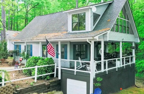 Iuka House | Updated! Cozy Pickwick home overlooking Safe Harbor Aqua Yacht Marina Sleeps 10+