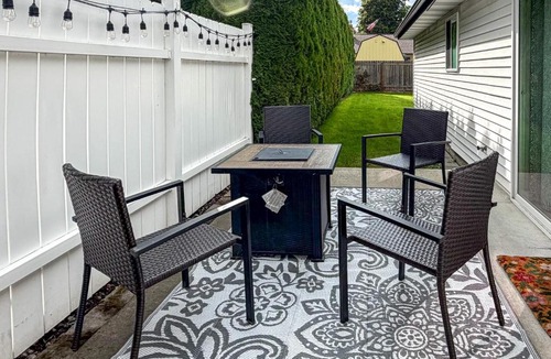 Enumclaw House | Updated Duplex Home < 1 Mi to Downtown Enumclaw!