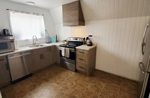 Tukwila Apartment | Updated farm style Apt. w/ loft minutes from Airport and Seattle