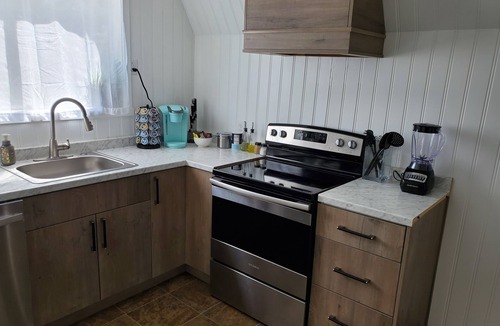 Tukwila Apartment | Updated farm style Apt. w/ loft minutes from Airport and Seattle