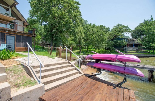 Seven Points House | Updated Large Retreat on the Water Free Kayaks and Hot tub!