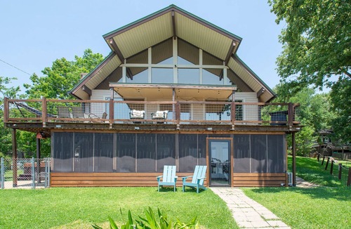 Seven Points House | Updated Large Retreat on the Water Free Kayaks and Hot tub!