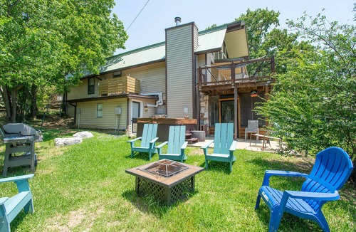 Seven Points House | Updated Large Retreat on the Water Free Kayaks and Hot tub!