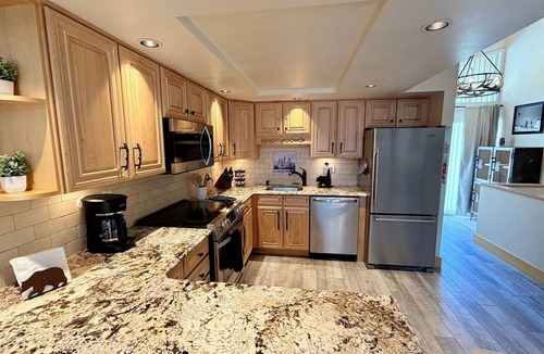 Warrior's Mark House | Updated Spacious 3BR/3BA Townhouse - Walk to Town and Lifts