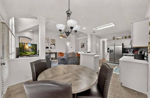 Lake Dallas House | Upgraded Pool Home Minutes to UNT & Denton