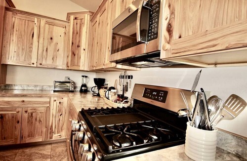 Whitehall Cabin | Upper Level Ranch Accommodation for Glamping in Montana