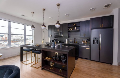Deep Ellum Apartment | Upscale Deep Ellum Retreat w/King Bed Pool Skyline Vibes