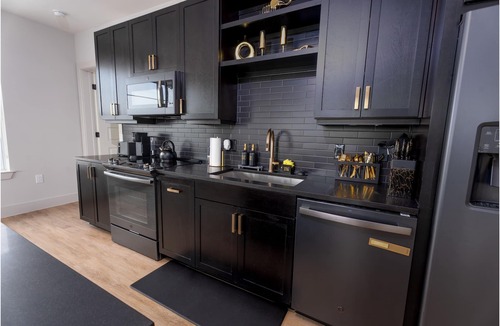 Deep Ellum Apartment | Upscale Deep Ellum Retreat w/King Bed Pool Skyline Vibes