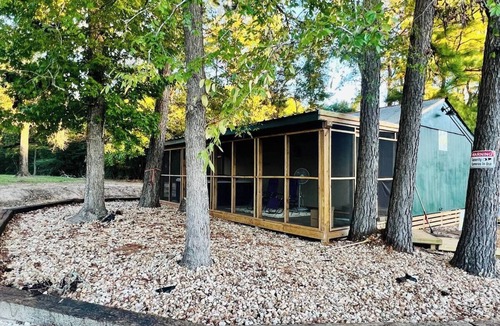Kennard Cabin | UPSCALE EAST TEXAS CABIN, PRIVATE HOT TUB, WIFI, ROKU, OLD MILL VILLAGE KENNARD