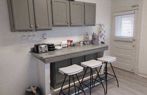 St. Louis Apartment | Upscale Ole School 3b/1b StL's "Sweet Spot" WashU, Pageant, Forest Park, Clayton