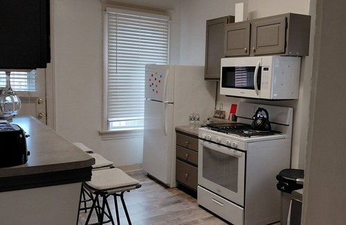 St. Louis Apartment | Upscale Ole School 3b/1b StL's "Sweet Spot" WashU, Pageant, Forest Park, Clayton