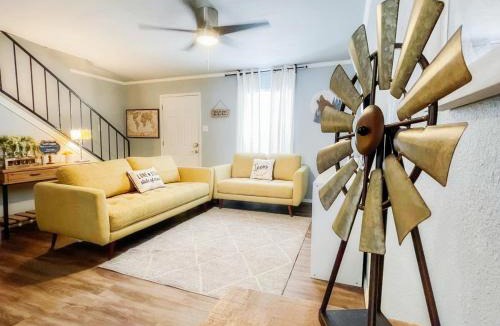 Leon Valley House | Upscale Townhouse Heart of SA's medical Center