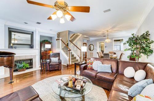 Uptown House | Uptown Dallas Group Getaway Near Art, Eats & More!