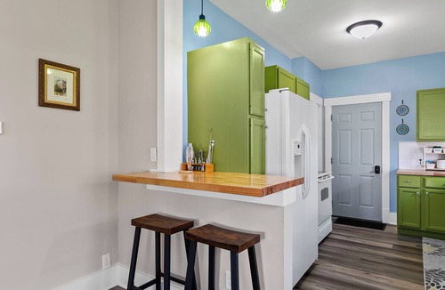Near South House | Urban Bungalow W/Cozy Porch