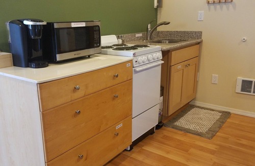 North Admiral Cottage | Urban Retreat near Downtown Seattle