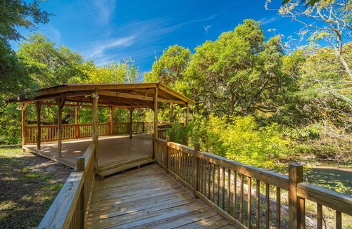 Utopia Cabin | Utopia River Retreat is a secluded paradise nestled along the Sabinal River in the Texas Hill Country.