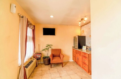 Denver City Hotel | Value 2-Room Retreat w/2 Full Beds & Easy Access to Dining & Shops
