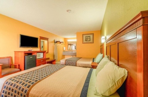 Denver City Hotel | Value Room Stay w/2 Full Beds and a Soothing Bathtub
