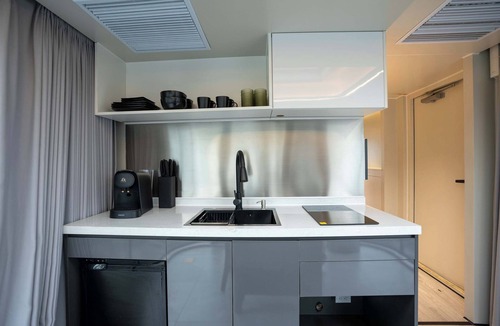 Bridgeport Apartment | Vessel 6 - Contemporary Vessel Stay | Lake Access Smart Comforts Backyard