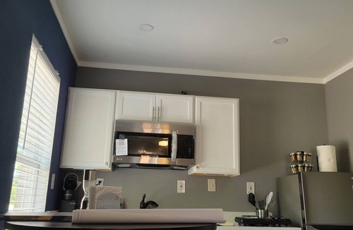 Denton Apartment | Vibrant Art Retreat. Stylish 1 Bedroom Private Cottage Centrally located.