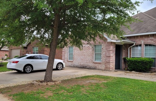 Denton Apartment | Vibrant Art Retreat. Stylish 1 Bedroom Private Cottage Centrally located.